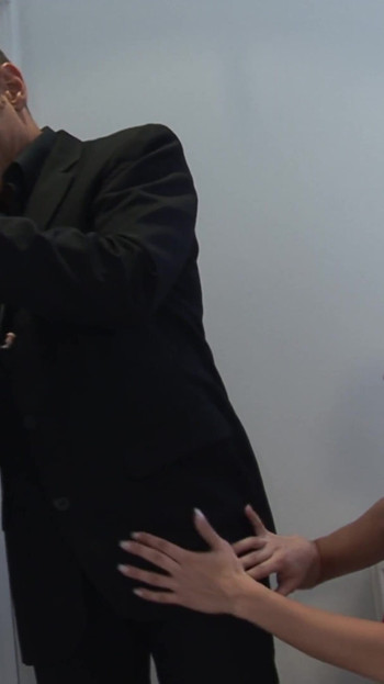 Must-see moment from "Blondine fickt mit fremden au der toilette und bekommt gesichtsbesamung"