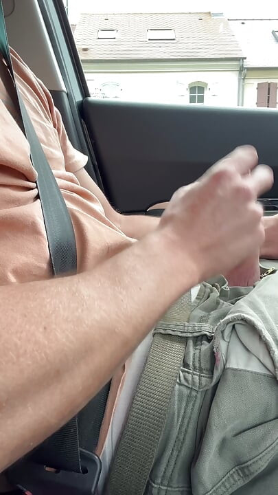 BeENJoY - I jerk off my big cock in the car in the middle of the city - people look at me and I cum on the side of the road - caught