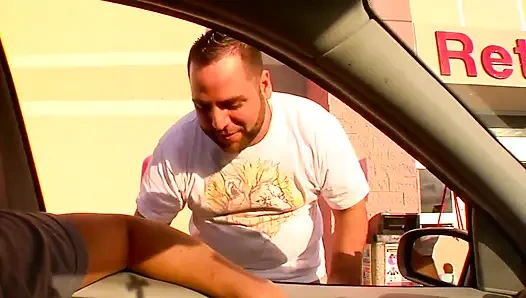 Большой огромный член для сладкого рта сексуальной девушки-блондинки