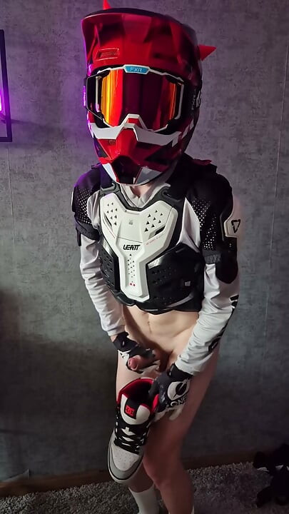 Es muy emocionante cuando tocas tu polla usando engranaje de motocicleta