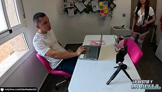 Ich musste meinem Lehrer meine zwei Löcher geben, um meine Noten zu verdienen; Ein schöner.