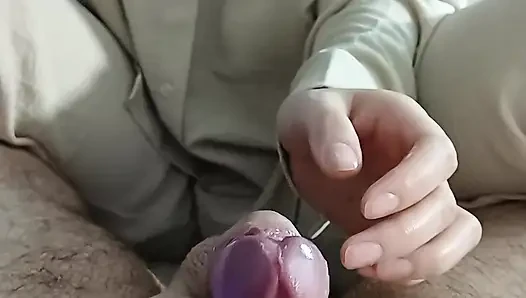 Die sekretärin versucht ihr bestes, hat aber trotzdem den orgasmus ihres chefs ruiniert.