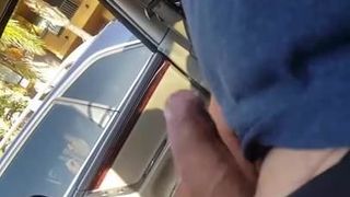 Masturbandosi in macchina