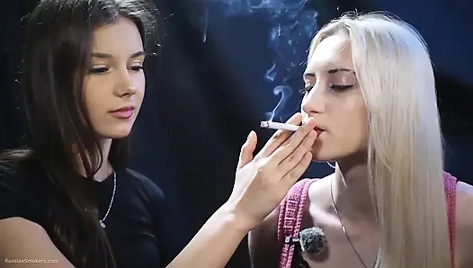 Aksi hot lesbian dua gadis sange yang lagi asik merokok!