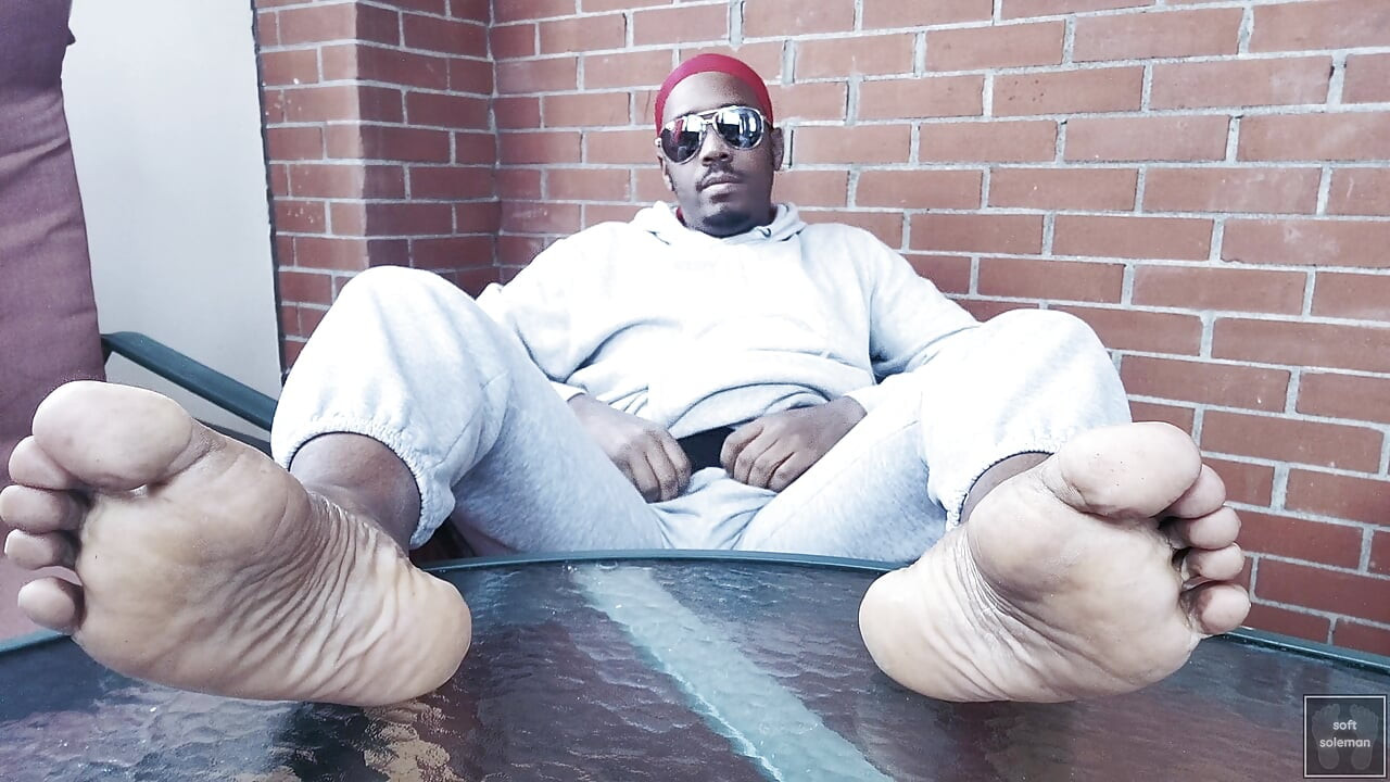 Dodirujem se i pokazujem stopala (2025)