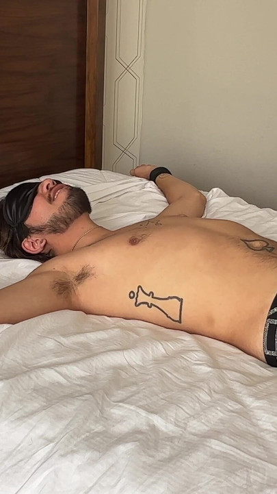Seksi škakljiva buntovnica ima škakljiva jaja