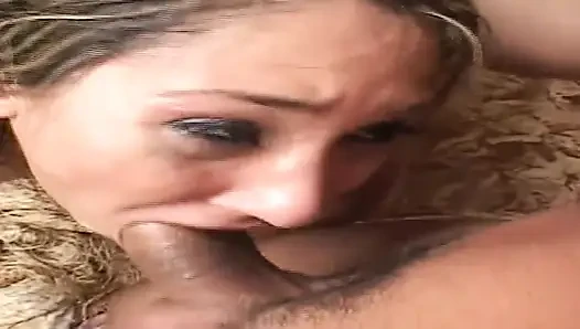 Sarışın hatun vahşi oral seks yapıyor ve götten ağza parmaklıyor