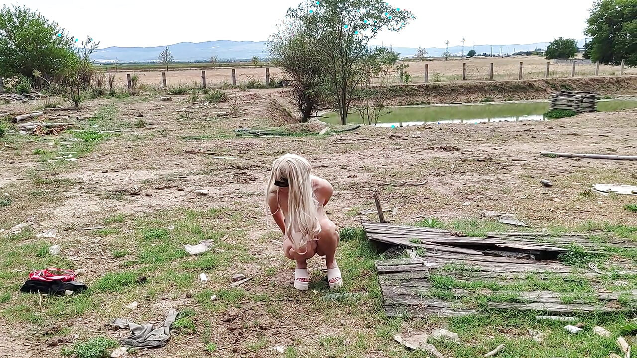 Slave tih se desnuda en la granja abandonada