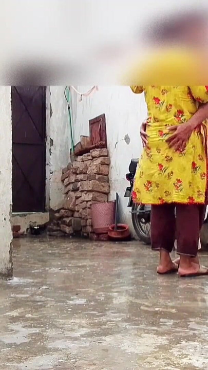 Barsaat ke mausam mein chute lagwane ka Apne maja hai barsat ke mausam mein gand Marne ka apna Maja | Clip 1