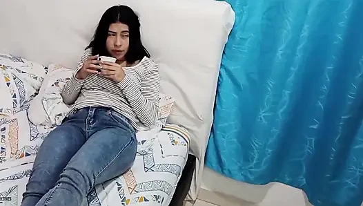 Birlikte mastürbasyon yapıyorlar! ama üvey kız kardeş üvey erkek kardeşinin yarağını aldı ve ağzıyla mastürbasyon yaptı ve dölü yutuyor