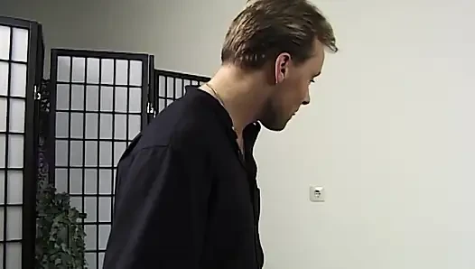 Azgın olgun sarışın orta yaşlı seksi kadın yoğun amcık yemenin ve sert sikişin tadını çıkarıyor