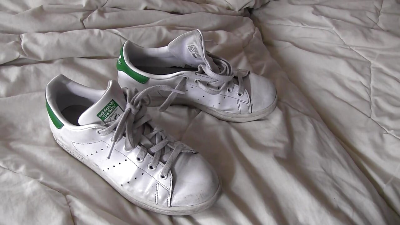 同じ日に女の子のアディダス・スーパースターのスニーカーで3回おしっこと射精をする