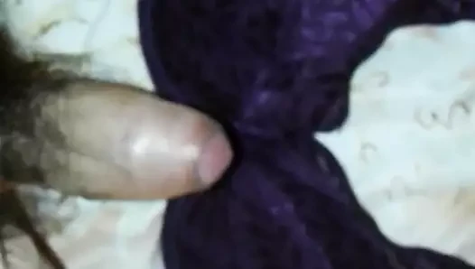 Kız kardeşinin yeni wacoal sutyeninde cum.