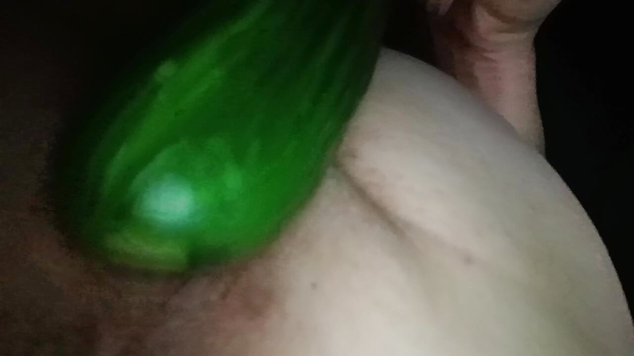 Acordo com tesão à noite e começo a foder minha buceta com pepino. Close na buceta amadora madura molhada