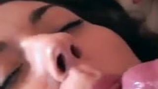 Une bombasse sexy se fait baiser et reçoit un facial