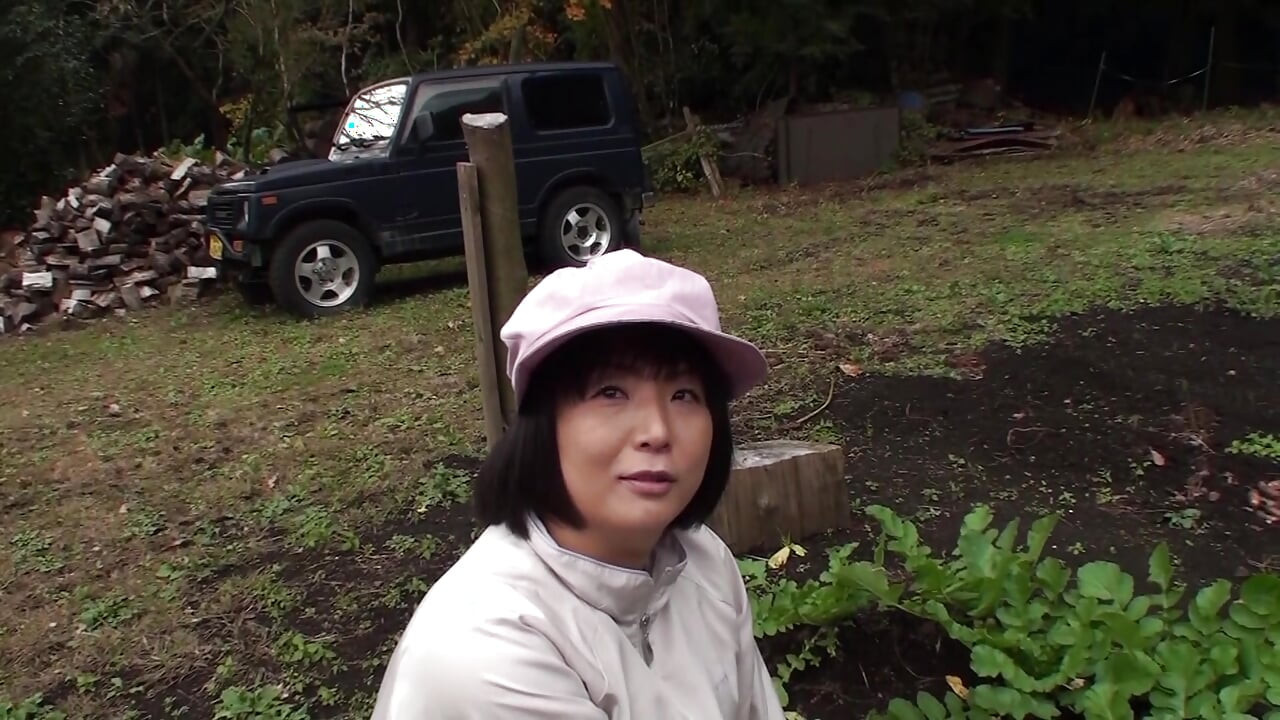 A177F08 Interviewing mature women working in rural farming, he picks up a mature woman in her forties working on the farm, invites her to an inn, and she falls into pleasure—intense sex!