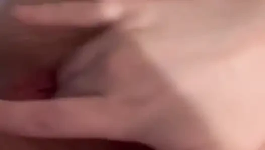 Aku lagi asik fingering memek berbuluku sambil kencing