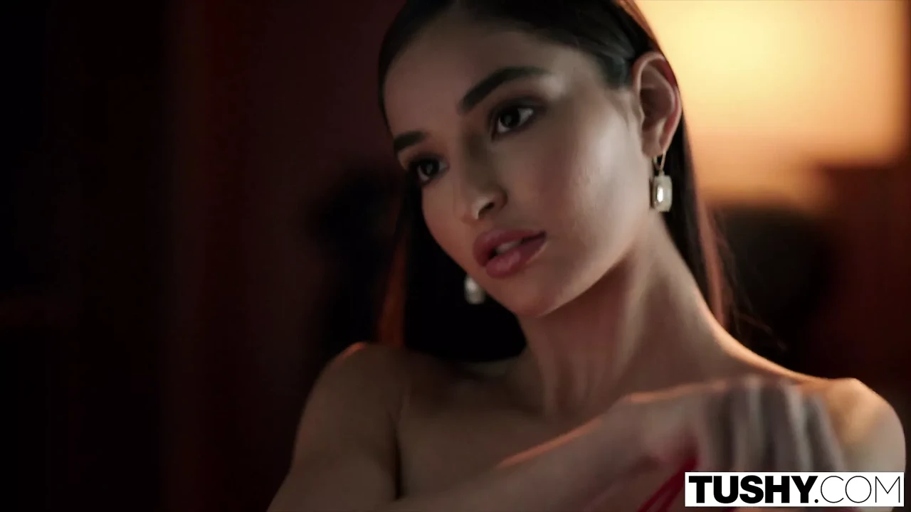 Tushy 闷热女演员艾米丽被她的两个联合主演干