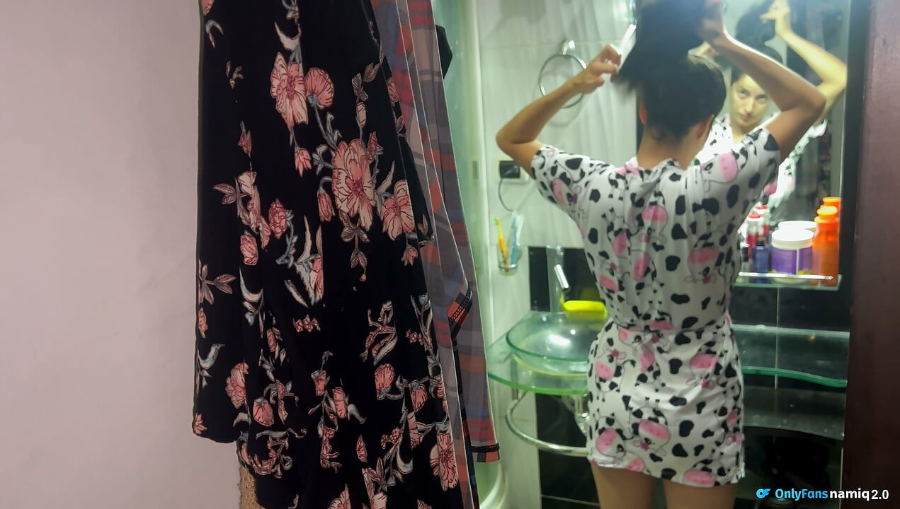 În timp ce se masturbează cu mâna, îi ofer gura mea ca să o umple cu spermă