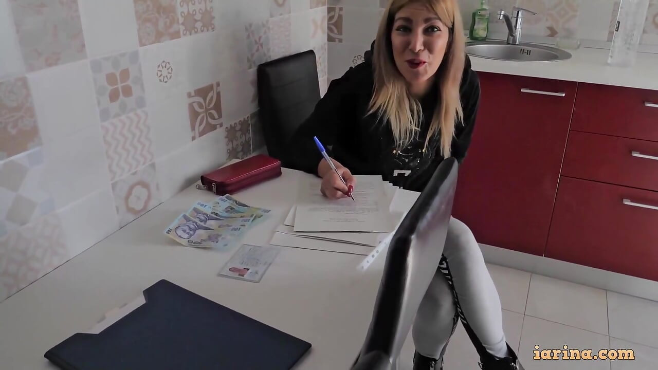 Fileli güzel sarışın dokunuyor