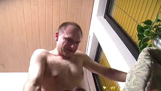 Olgun Sarışın Orta Yaşlı Seksi Kadın 40'ın Üzerinde Yarak Emiyor Ve Vahşice Sikiliyor