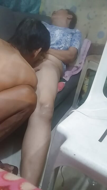 그녀는 몇 번이고 여러 번 시오후키