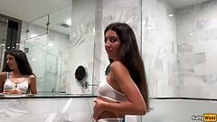Kekasih seks anal dientot di kamar mandi