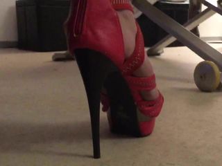 Vợ tôi trong đôi giày cao gót màu đỏ