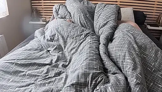 A summer afternoon nap, the passionate sex of an amateur couple when they wake up