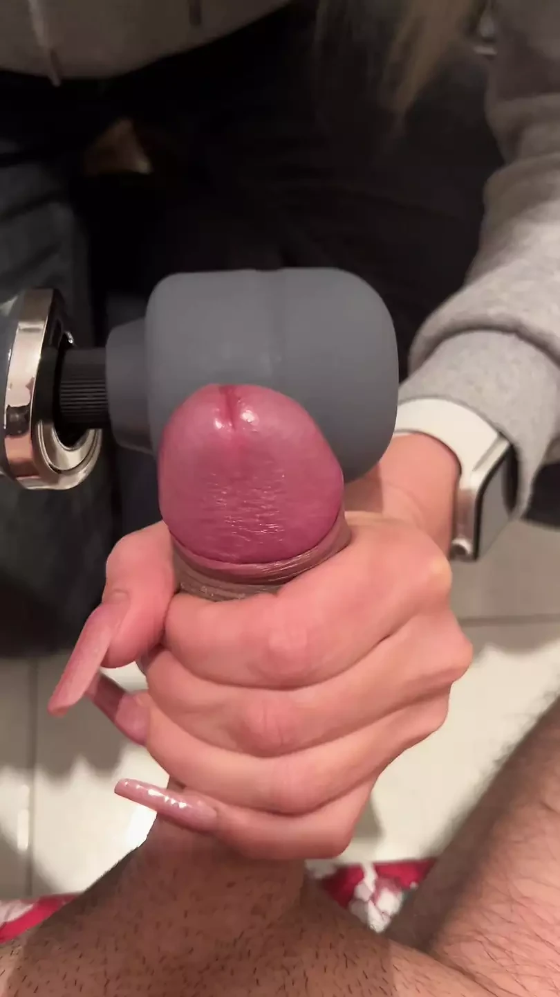 Sborrata da un vibratore sulle mani