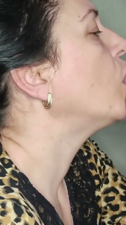 饥饿的熟女吮吸我的鸡巴并射在嘴里 - 素人熟女口交射在嘴里 | 短片 1