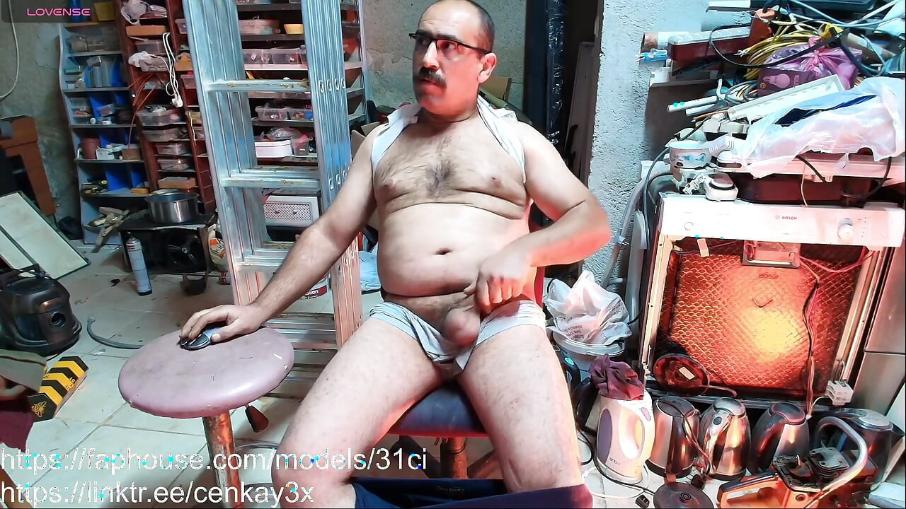 למאסטר תמיד יש סיגריה בפיו.