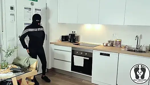 Латину с идеальной задницей застукали в доме