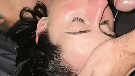 Ledakan air mani di seluruh memek dan wajah milf amatirku