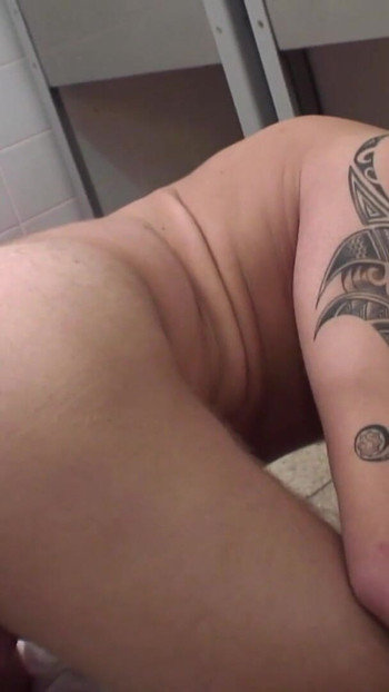 Iconic moment from "Junge Brunette 22 jahre fickt Ihren freund auf der arbeit mit dem Umschnalldildo"