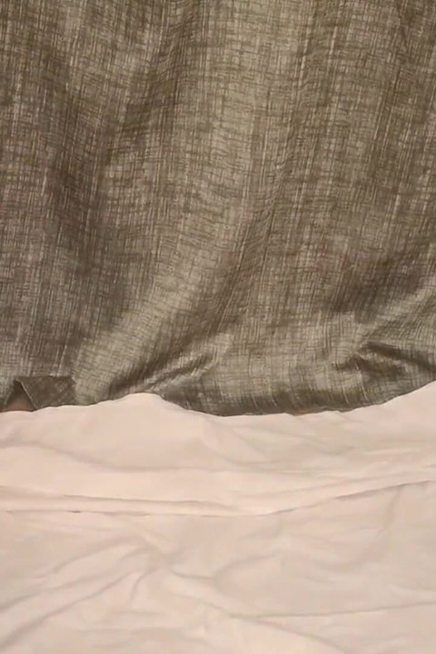 Mladá těhotná dívka v brýlích saje falešné ptáky