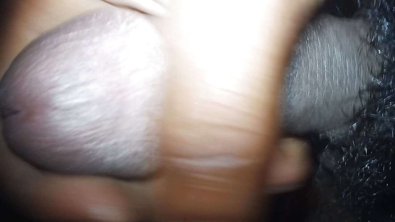 I couldn't help myself after seeing the big breasts in the video, so I gave my hand to Hendel