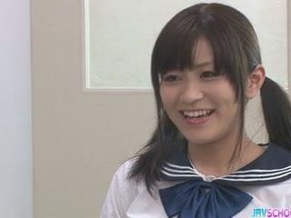 Beim Masturbieren in der Klasse bekommt Aika Hoshino Sperma zu trinken