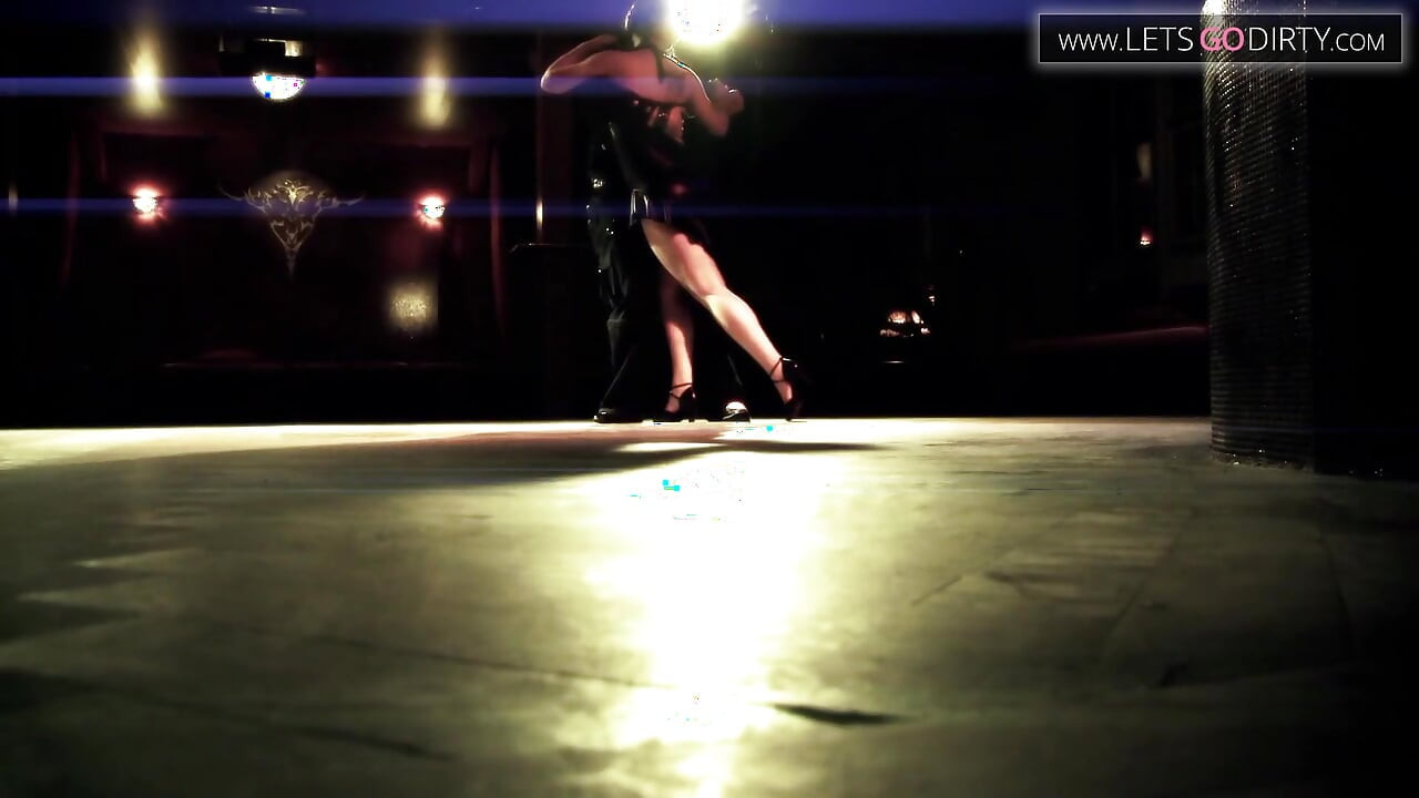 Awek panas diikat oleh kekasih di jalanan