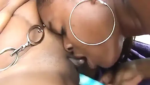 Cewek kulit hitam seksi jilat memek becek