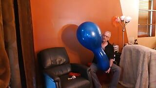 109) Masturbación de globo de campo largo por papi balloonbanger