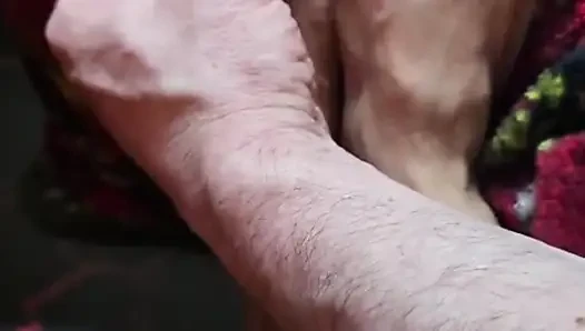 Melove seksi küçük küçük ayakları temizliyor