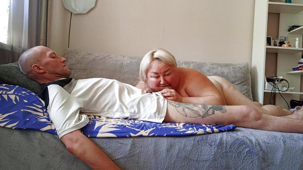 Došao sam svojoj masturbirajućoj maćehi da mi popuši kurac