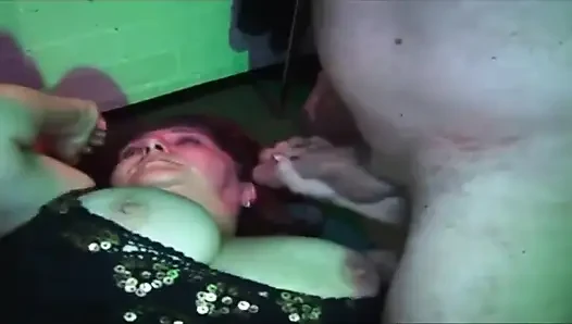 Reife rothaarige MILf weit gedehnt in wilder gruppenorgie