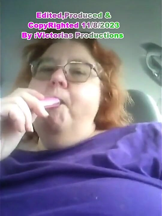 Niegrzeczna pielęgniarka Vicki Vapes w swoim samochodzie po