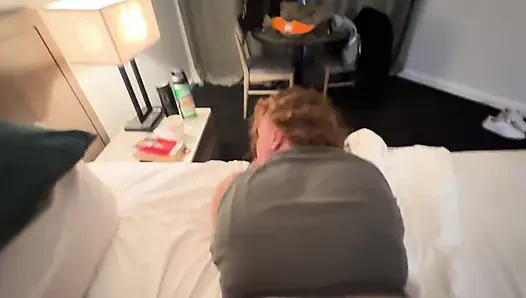 Bir otel odasında amatör iri güzel kadın