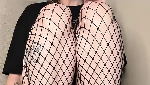 Cewek sange dengan stoking jala ini menggodamu dengan mengintip memekku