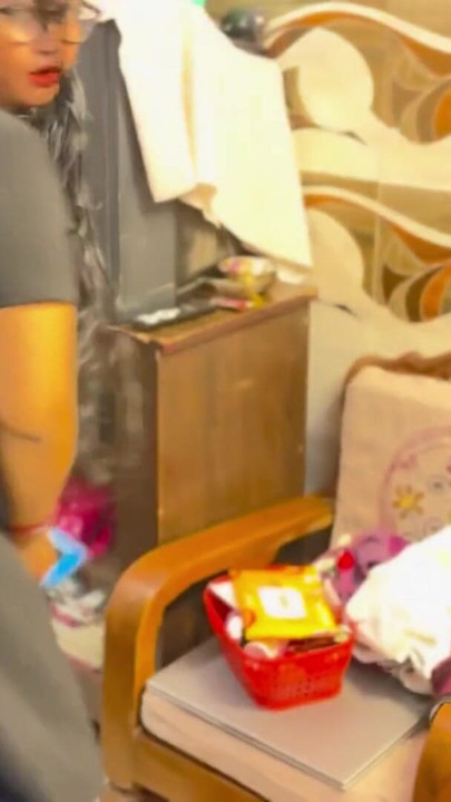 Bhabhi Desi nóng bỏng lần đầu tiên trong phòng khách sạn. Anh ta địt cô ấy thô bạo và sâu. Âm thanh Hindi. | Đoạn 1