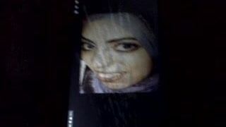 Камшот на лицо монстра в хиджабе в пух и прах