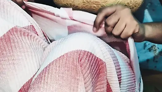 Step sister ko room me bula ke chod diya uske muh se aa aa ki avaj nikl rahi th